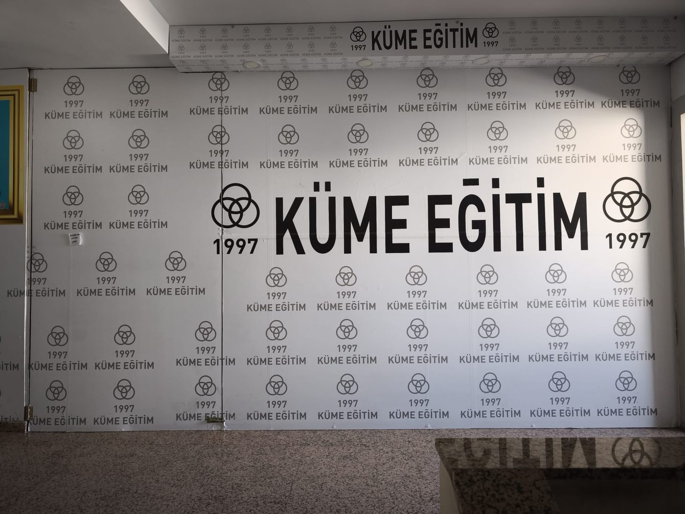 Küme Eğitim marka duvarı
